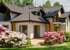 house-with-landscaped-yard-Fotolia_109668288-1300w-867h